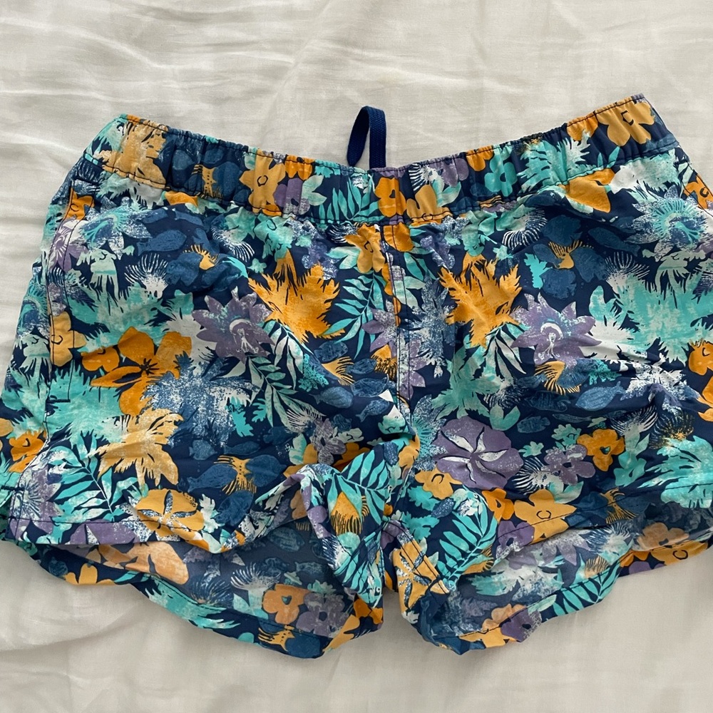 5 PAIRS PATAGONIA BAGGIE SHORTS. GREAT condition. all size MEDIUM